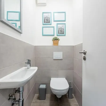 Lovely 2bedroom 2-2-3 Apartment *