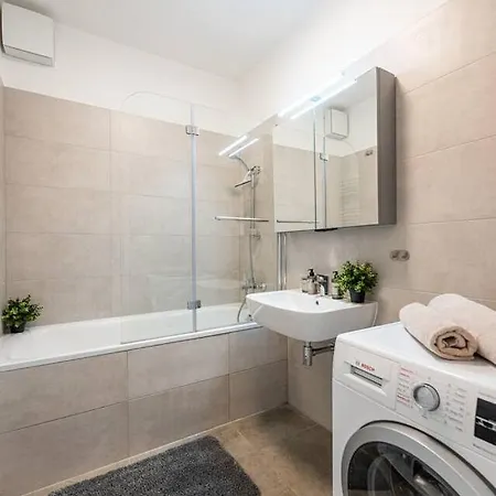 Lovely 2bedroom 2-2-3 Apartment *